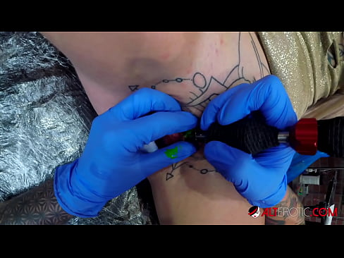 ❤️ Ekstrèmman tatoue hottie Sully Savage te fè yon tatoo sou klitoris li ❤ Videyo pònografi nan nou ️❤